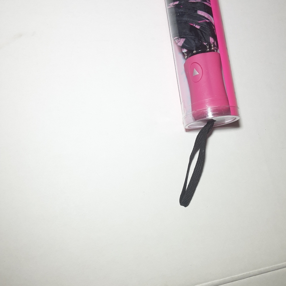 Betsey Johnson - Umbrella, Automatic Open Umbrella with 42" Coverage - Picture 6 of 6